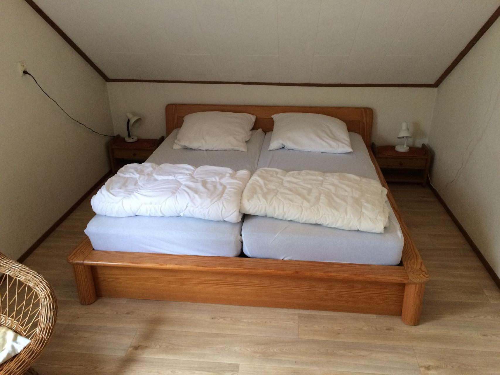 Schlafzimmer 1