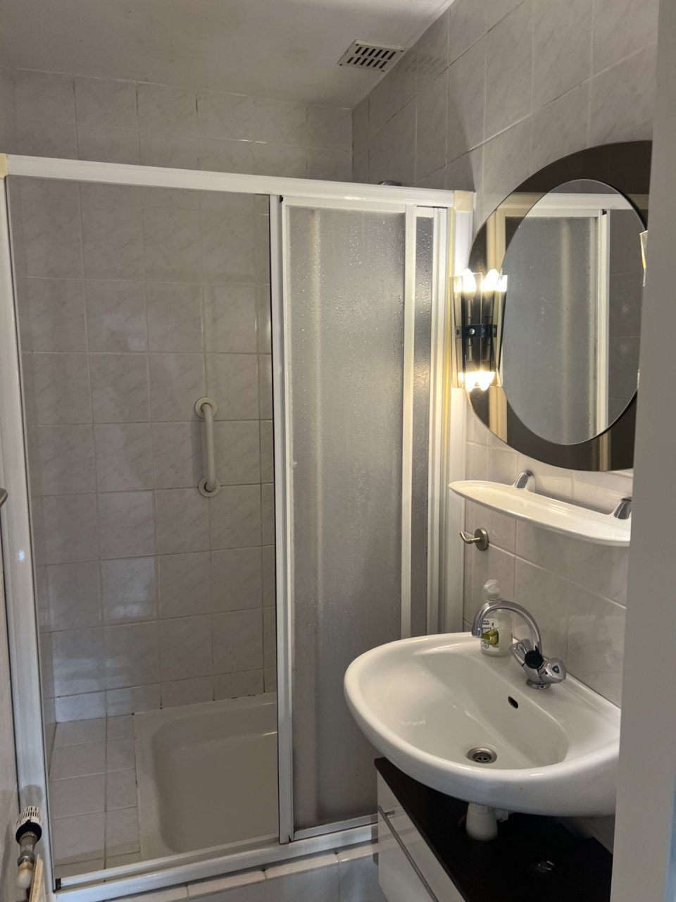 Badezimmer mit Dusche